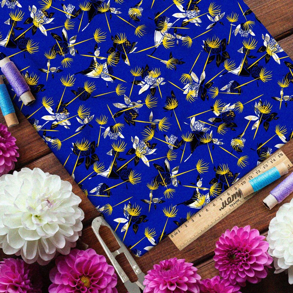 Ткань бифлекс пустые стебои одуванчиков на синем фоне