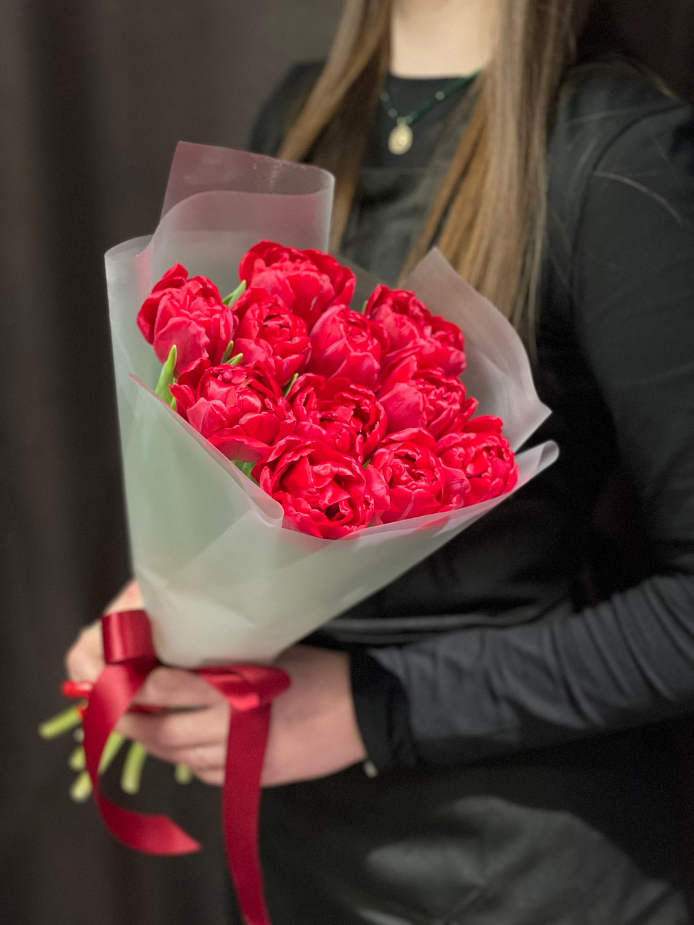 11 красных пионовидных тюльпанов