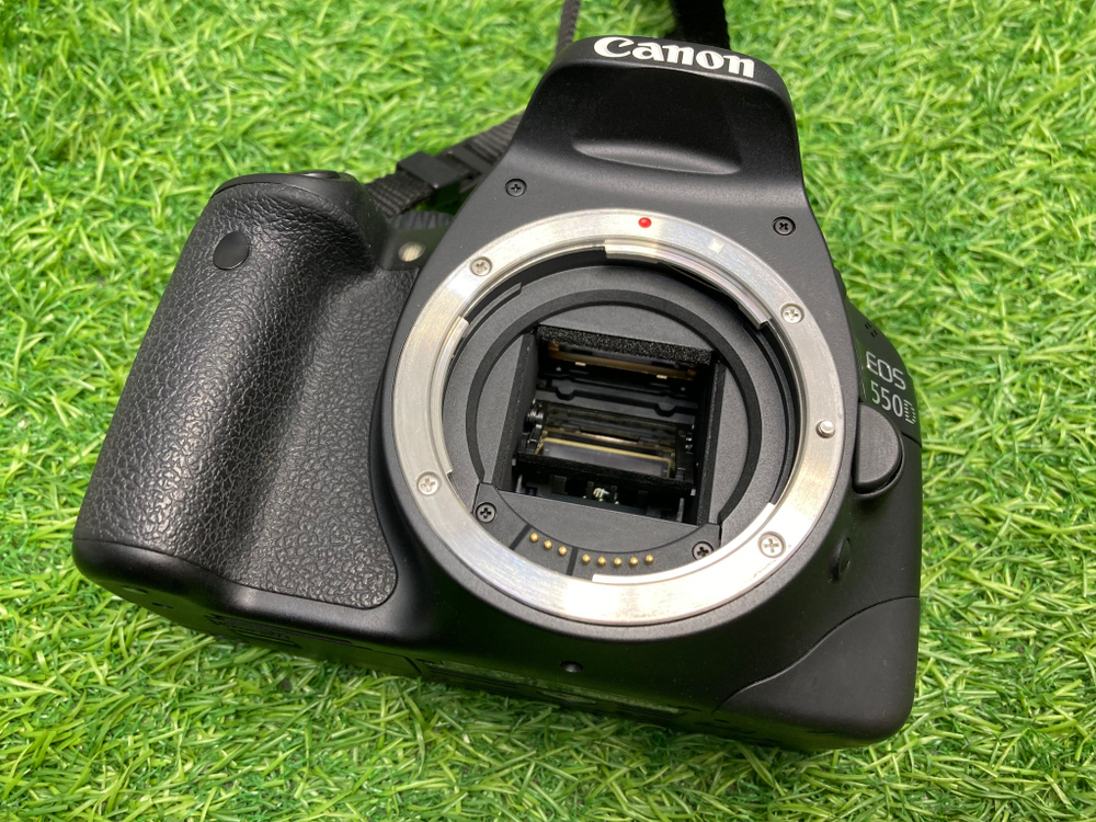 Canon 550D Kit 18-55mm 3.5-5.6 II 7.300 кадров