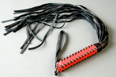 Флогер с красной плетенной ручкой (Цвет: красный с черным)