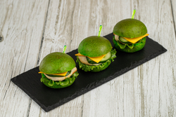 Мини бургер с куриной котлетой