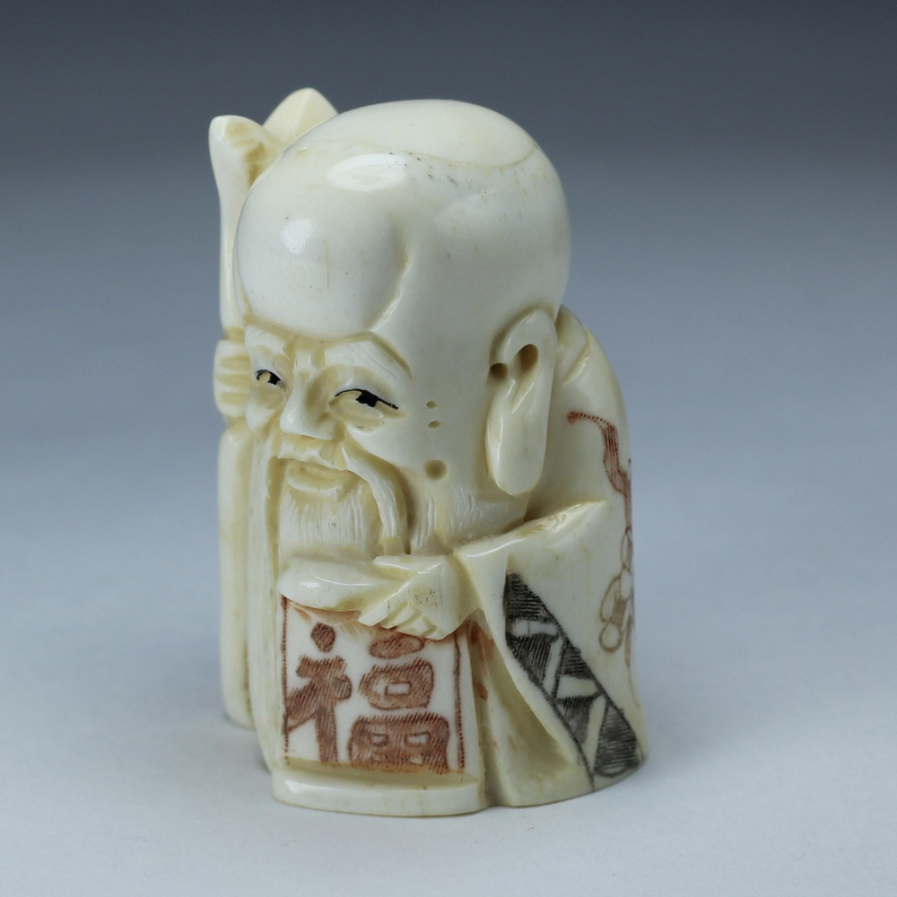 Нэцкэ Шоусин с посохом и табличкой пожелания счастья