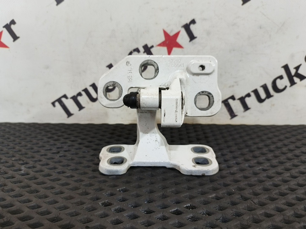 Петля двери правой 2020 год.