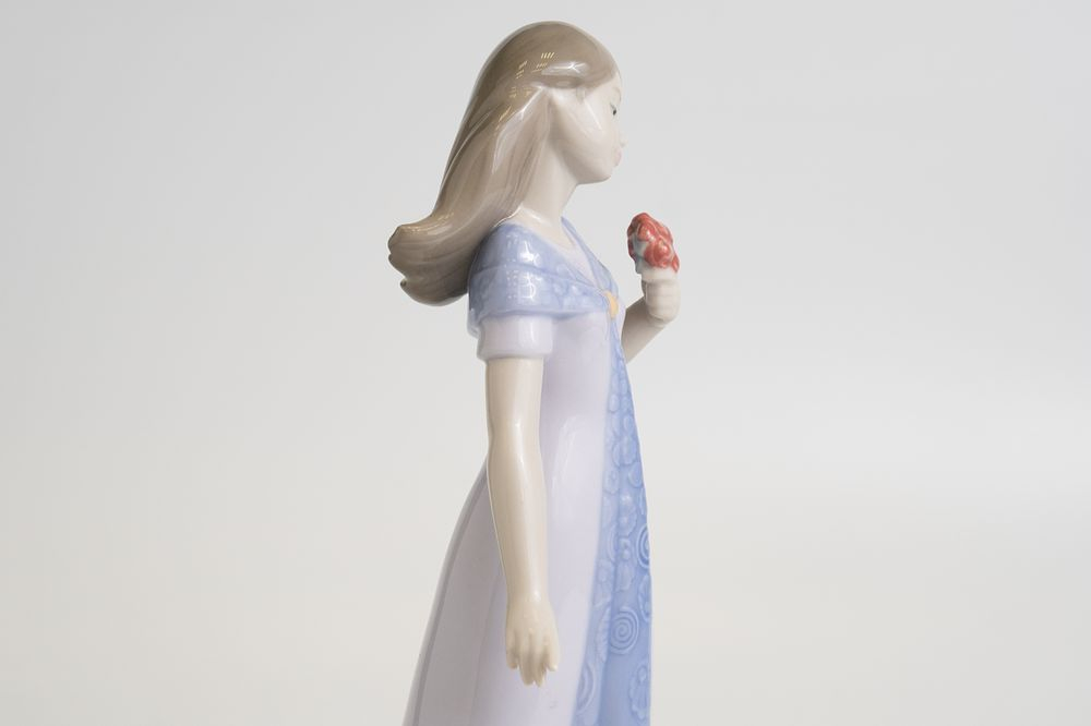 Фарфоровая статуэтка Lladro «Элегантная поза» (Elegant Pose)