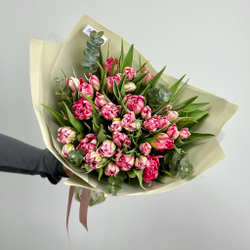 Букет из 35 пионовидных розовых тюльпанов «Флеш Поинт» и эвкалипта. Букет 1088.