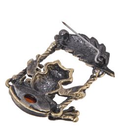 AM-4044 Брошь «Лягушка качели» (латунь, янтарь)