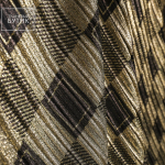 Мерцающее плиссе с геометрией чёрного цвета на приглушенно-золотом фоне