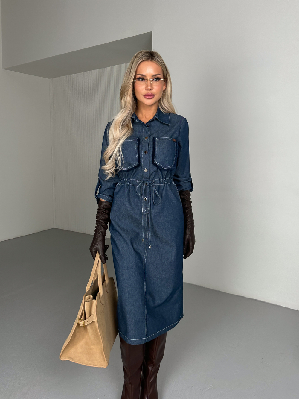 Платье из облегченной джинсы с поясом на кулиске