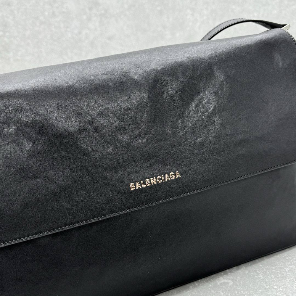 Сумка-мессенджер Balenciaga