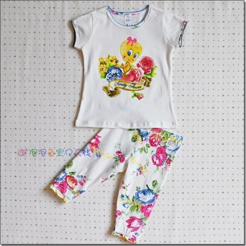 Пижама из футболки и штанов с цветочным принтом