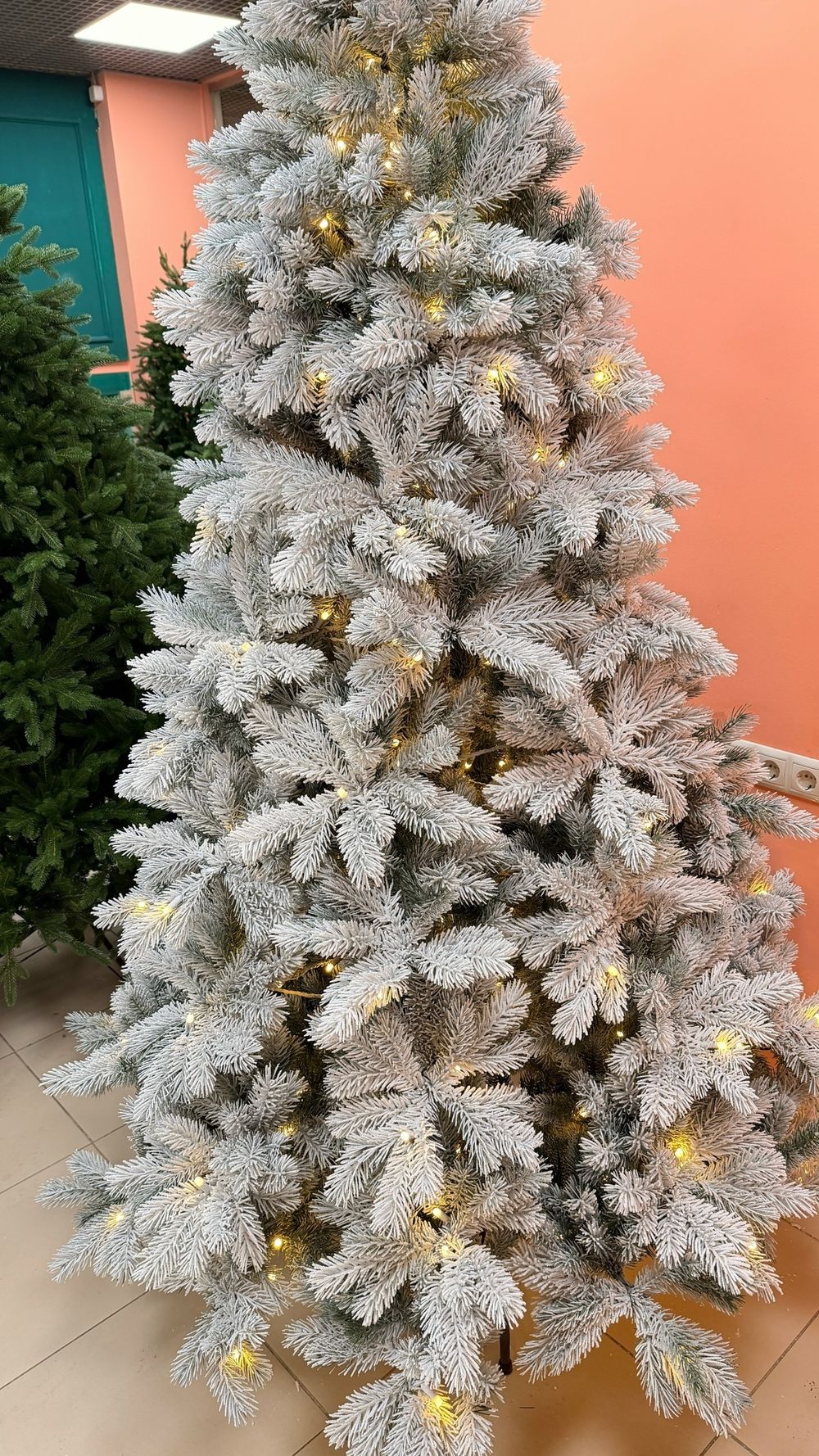 Заснеженная елка с гирляндой встроенной «Летиция» (Литая хвоя) 210 см / 2,1 м