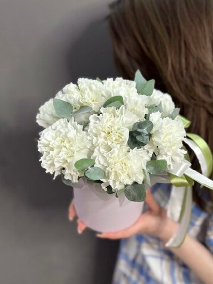 Коробка с белыми ароматными диантусами и эвкалиптом