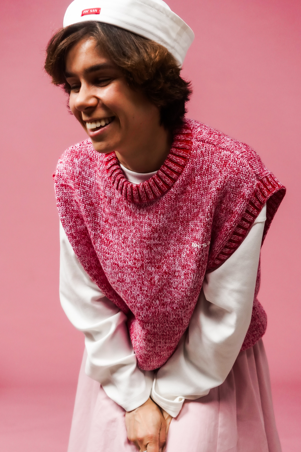 Жилет из хлопкового мулине красного цвета ПРЕДЗАКАЗ