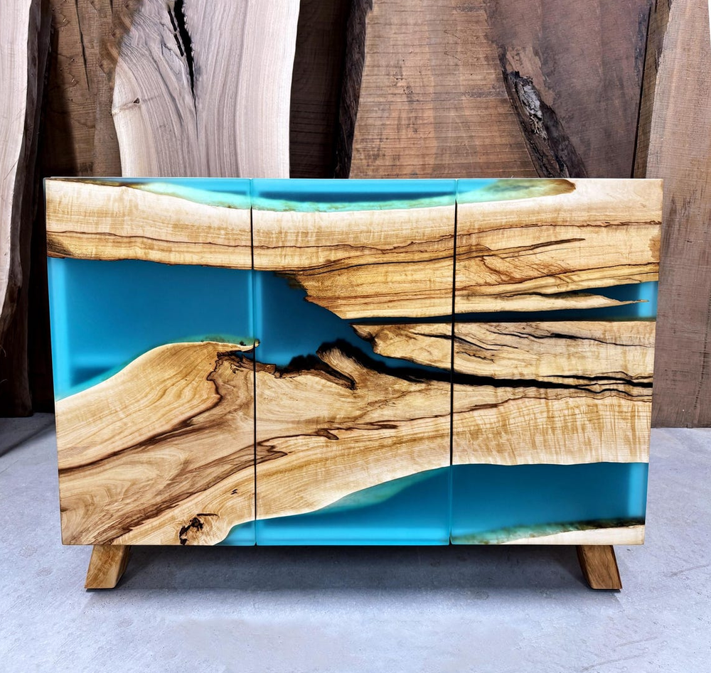 Шкаф из каштана и бирюзовой смола