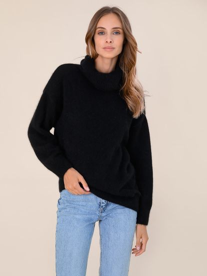Женский свитер черного цвета из ангоры - фото 2
