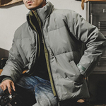 Короткий пуховик с воротником без капюшона на утином пуху с надписью на спине