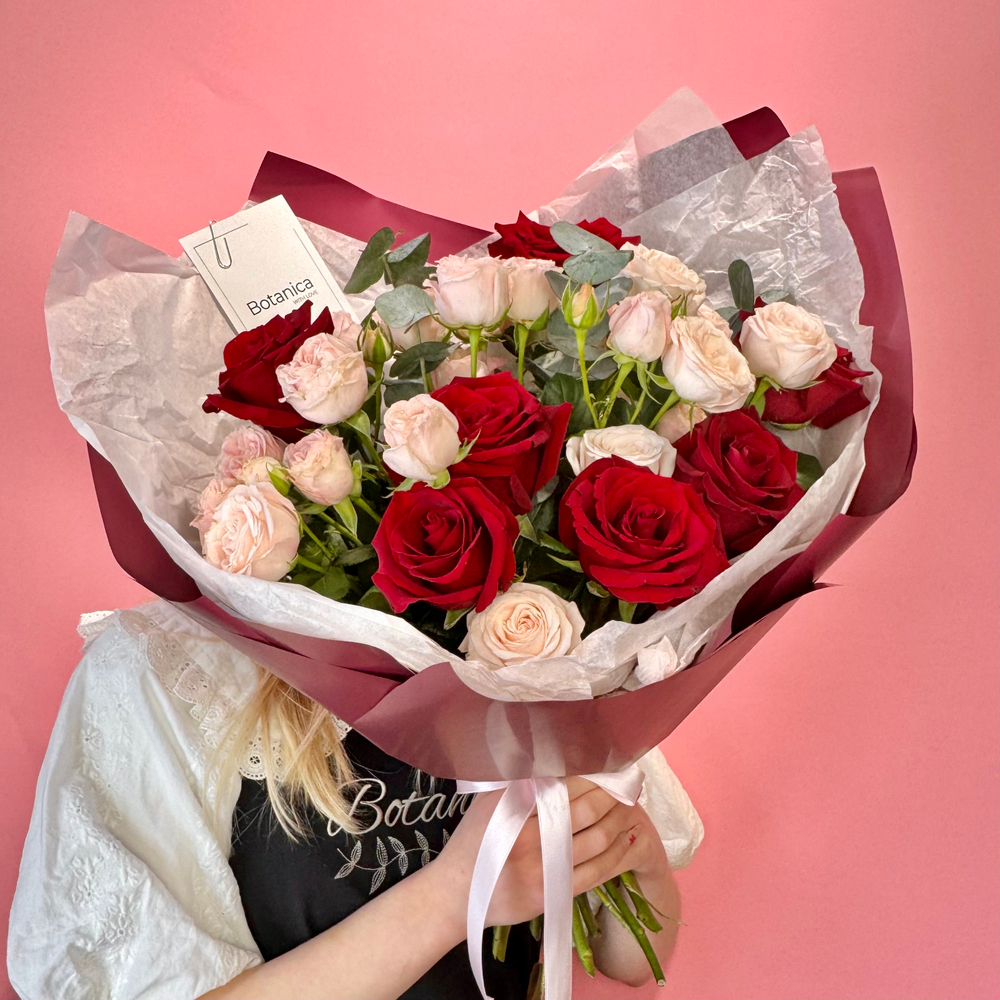 Авторский букет с розой Эксплорер и кустовой пионовидной розой Бомбастик 240220263