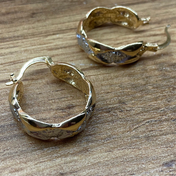 Серьги-булавки Xuping кольца узор ромбы серебристые металл золотистый 2,3 см