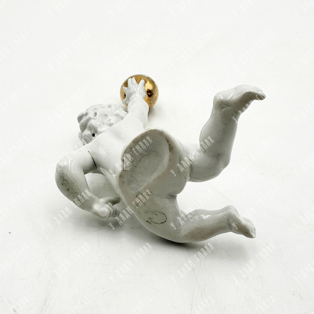 Скульптура Путти с золотым мячом.  Фарфор, золочение. Германия. 1910-1920-е гг.Размер 11 см.