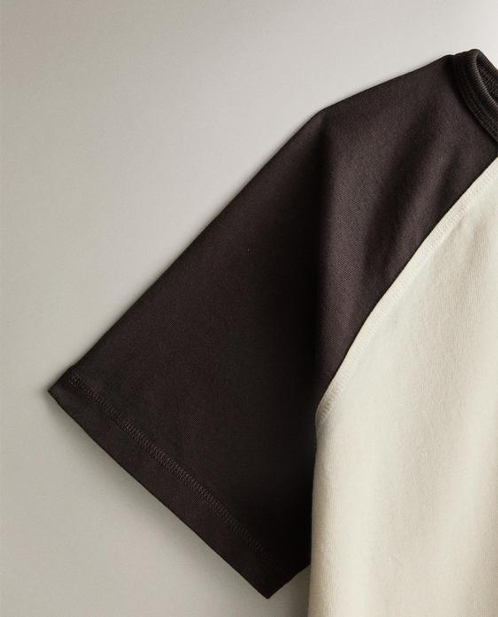 ZARA HOME ДВУХЦВЕТНАЯ ХЛОПКОВАЯ ФУТБОЛКА, ЭКРЮ