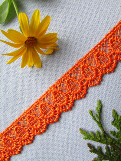 Кружево плетеное, ш. 2-2,2 см.