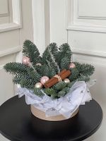 Композиция из ели с новогодними игрушками