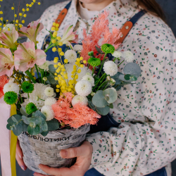 168. Весенняя корзинка из стойких цветов