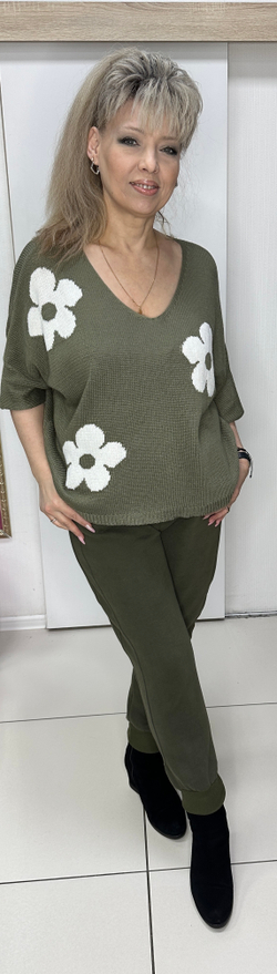 Трикотажный джемпер с белыми ромашками