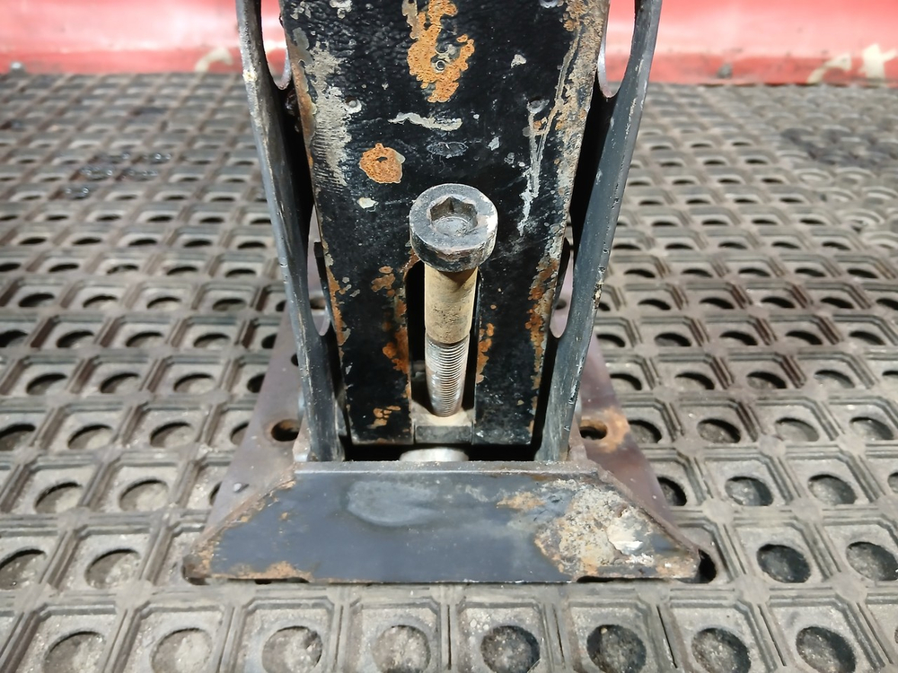 Кронштейн топливного бака