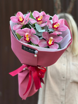 Букет из орхидеи цимбидиум и эвкалипта