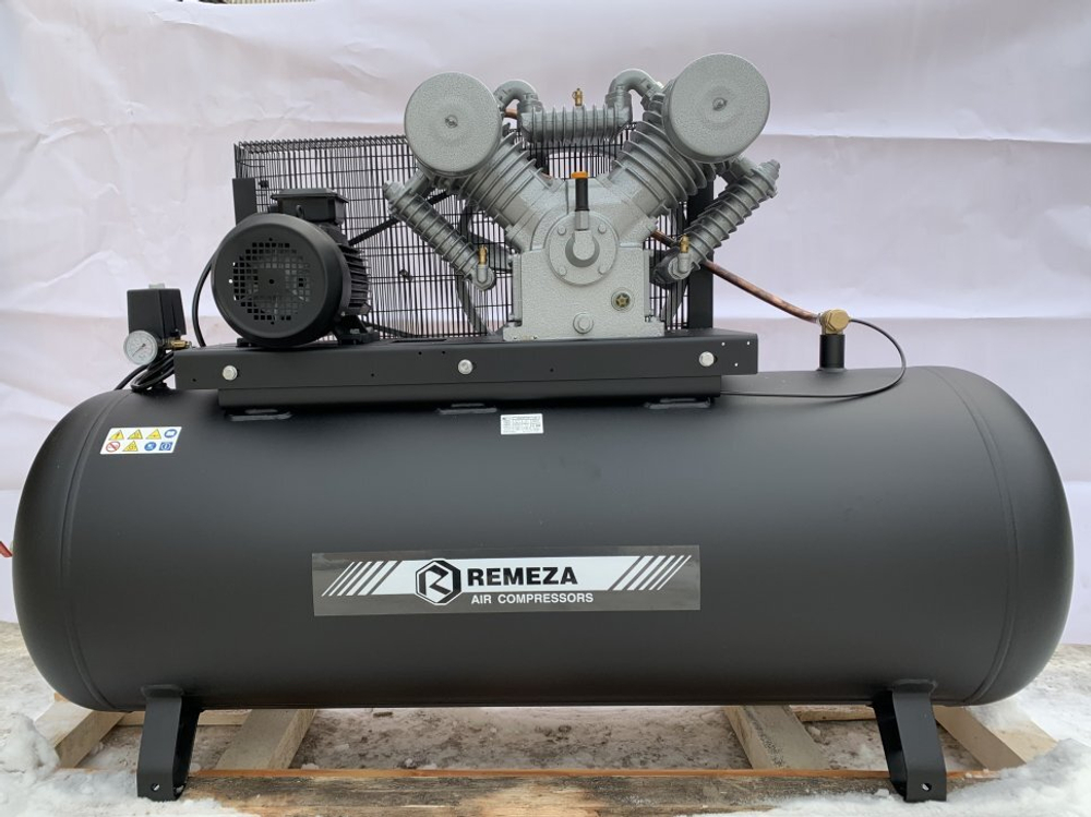 Компрессор поршневой 500.LT100 REMEZA (Белоруссия): 1400 л/мин., 10 бар, ресивер 500 л., 7,5 кВт, 380В, габариты без упак. 2000x615x1250 мм, 340 кг.