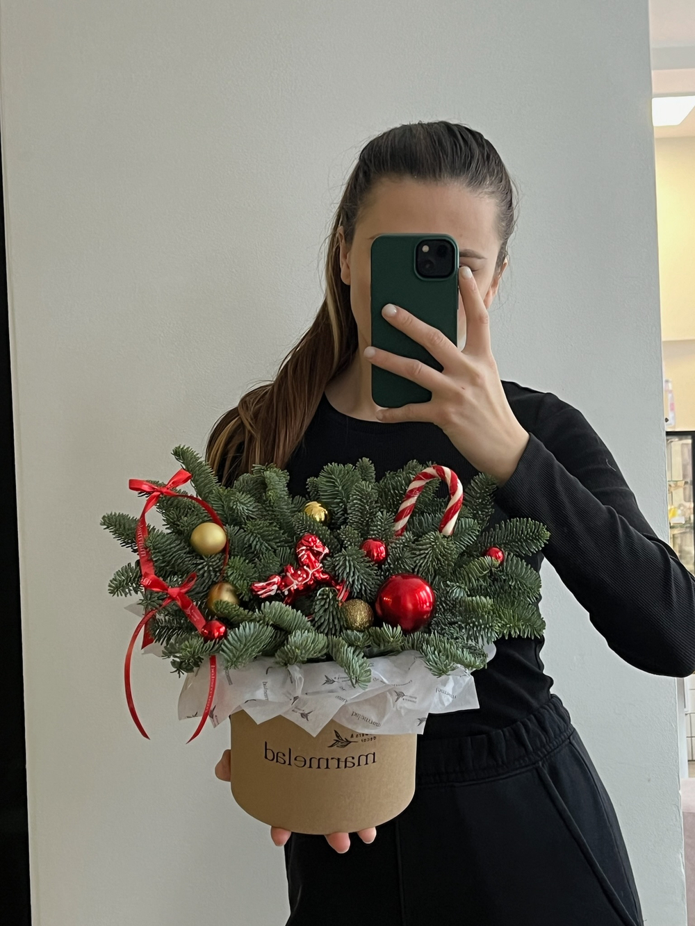 Композиция из хвои с новогодними игрушками