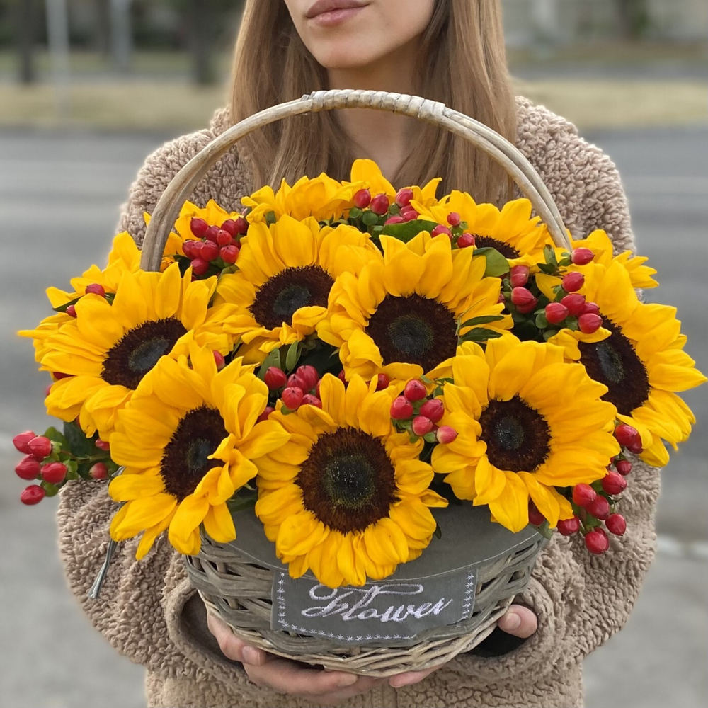 Композиция из подсолнухов в корзине "Sunny Basket"