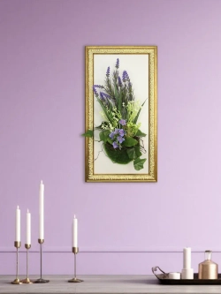 Искусственные цветы в багетной раме для декора