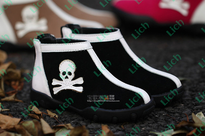 Ботинки детские контрастных цветов с аппликацией черепа