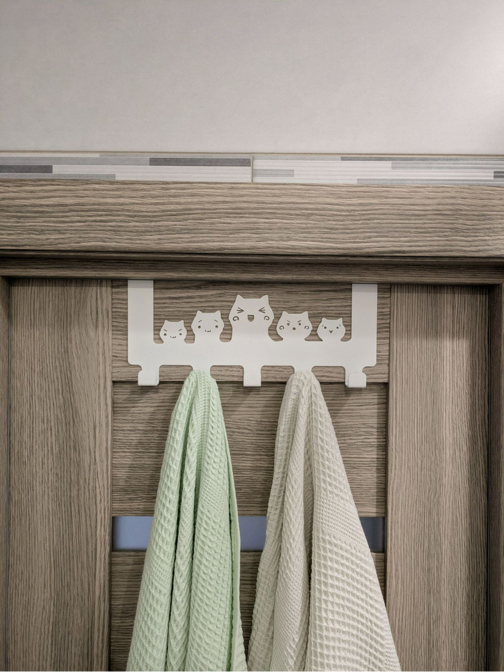 Вешалка крючки на дверь Пять котов белая