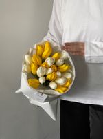 Букет из 25 белых и желтых тюльпанов