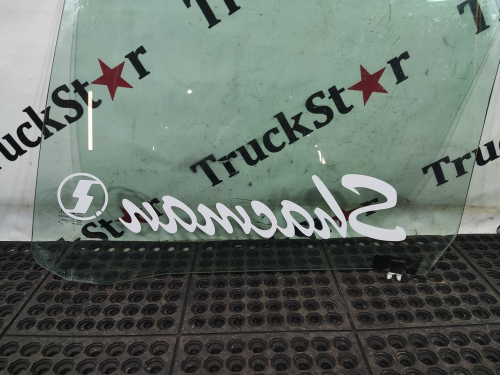 Стекло двери правой 2023г