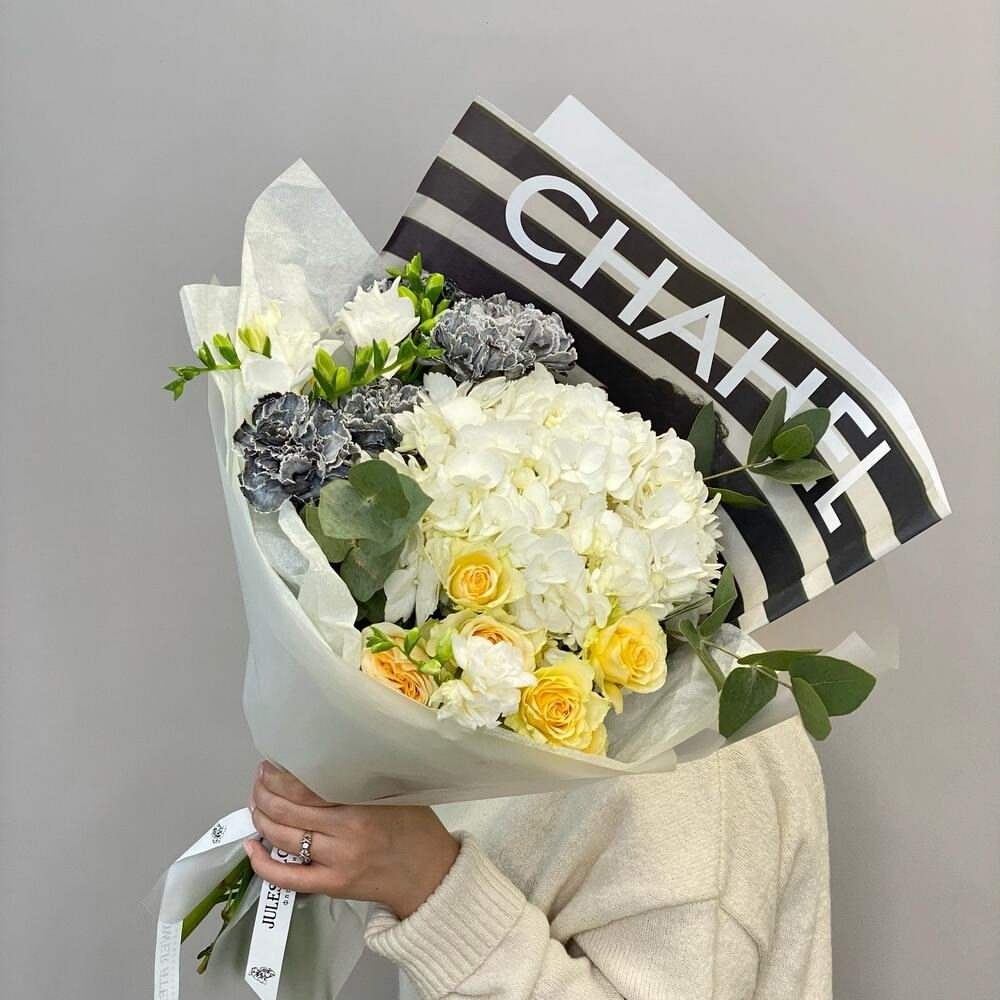 «CHANEL» букет с гортензией, гвоздикой и фрезией