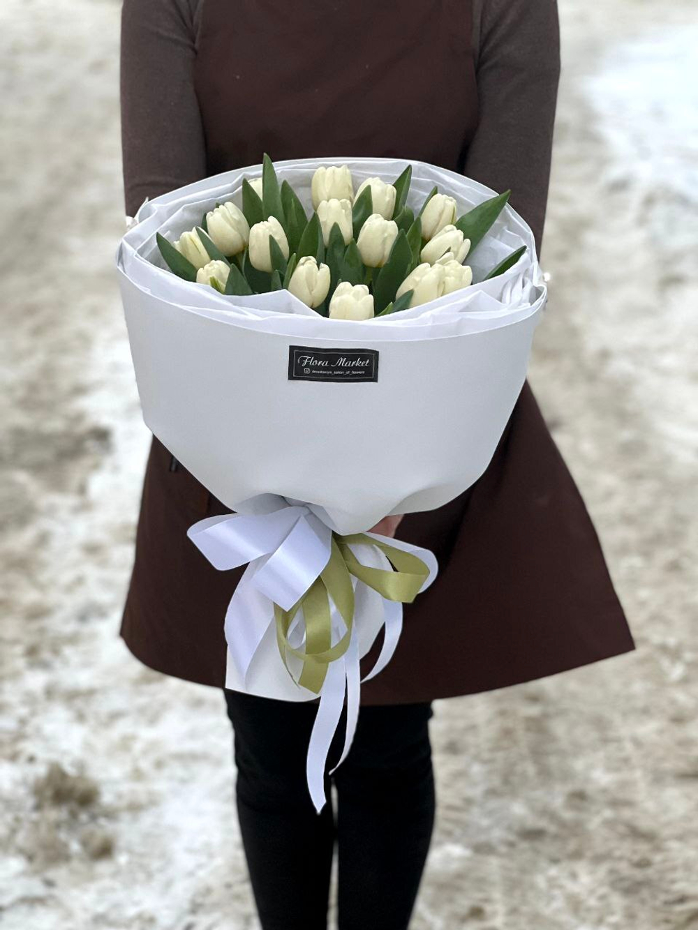 Белые тюльпаны в нежном оформлении от Флора Маркет