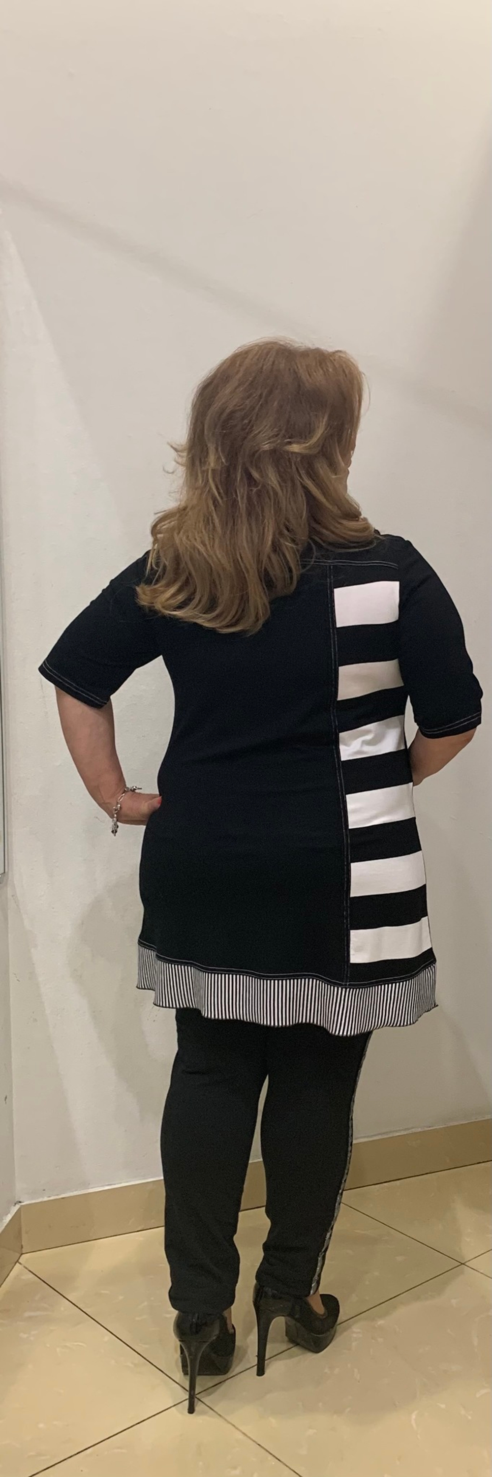 Нарядный черный блузон-туника с белыми вставками