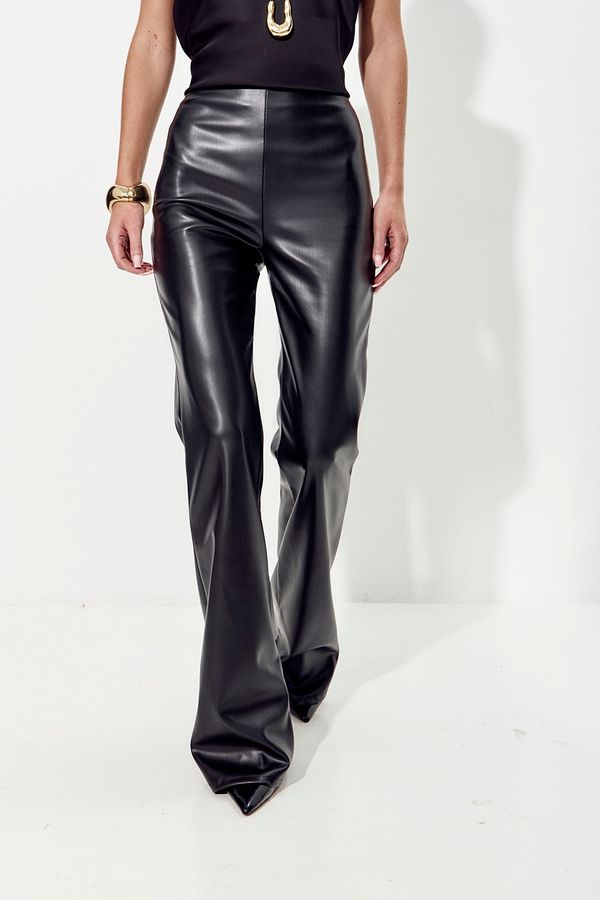 Брюки клеш из экокожи черного цвета