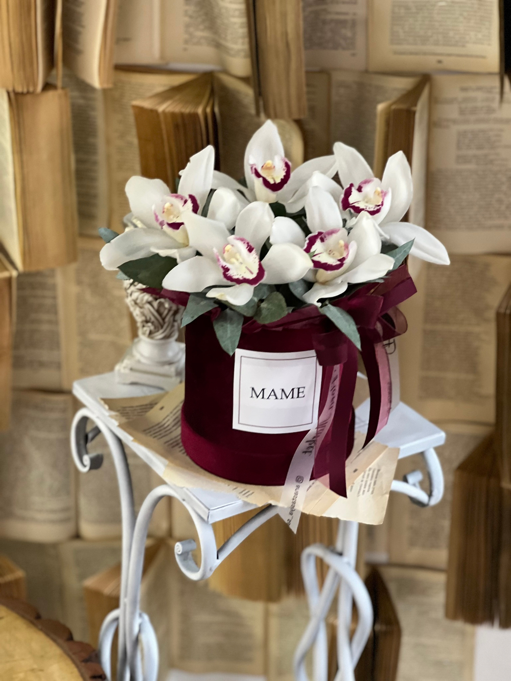 Орхидея Цимбидиум и эвкалипт в роскошной бархатной шляпной коробке