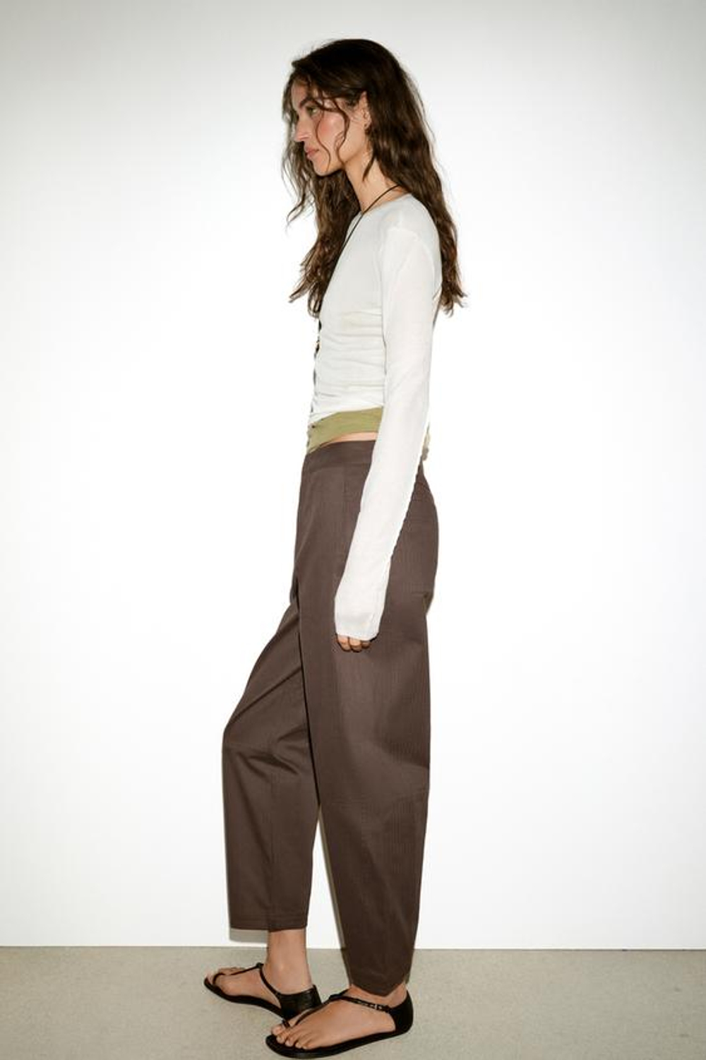 ZARA БРЮКИ BARREL В ЕЛОЧКУ, ТЕМНО-КОРИЧНЕВЫЙ