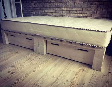 Кровать стилизованная под поддоны КР12