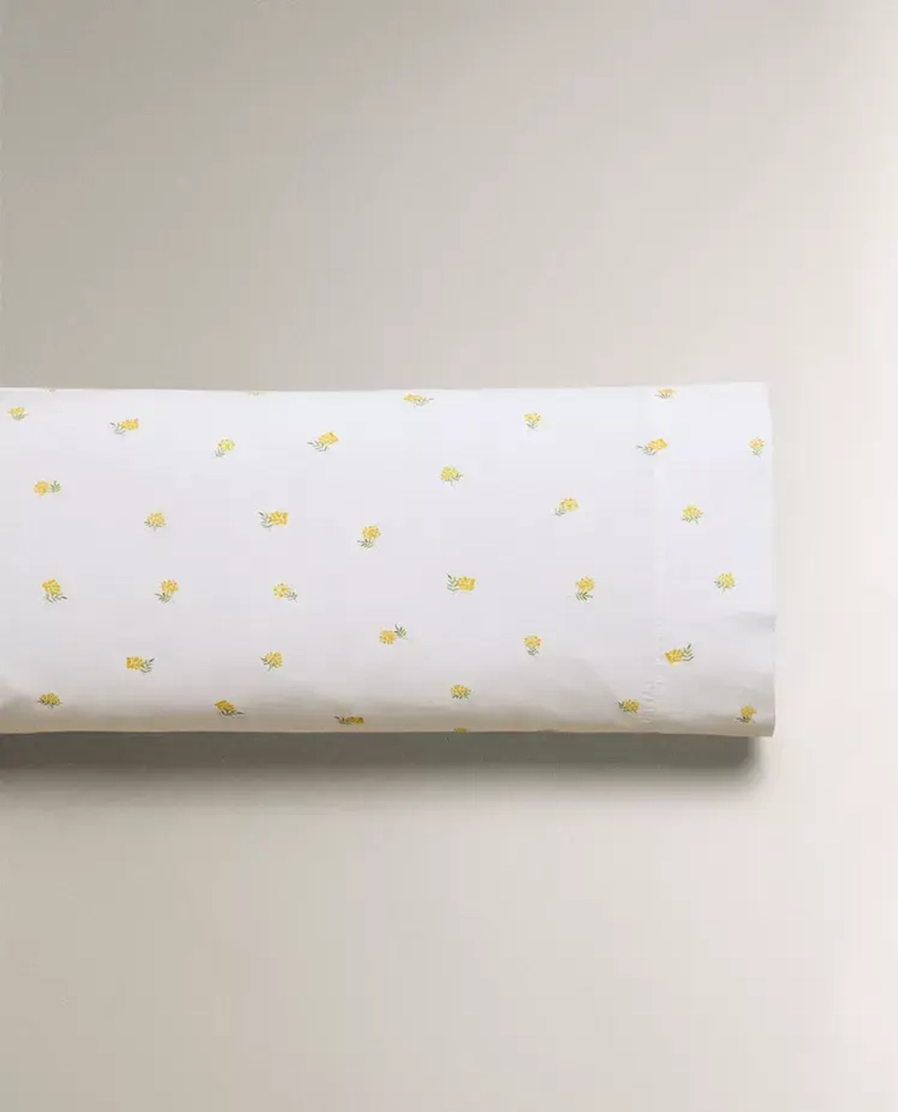 ZARA HOME НАВОЛОЧКА ИЗ ХЛОПКА С ПРИНТОМ «МИМОЗА», ЖЕЛТОВАТО-БЕЛЫЙ