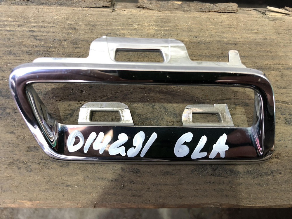 Накладка решетки радиатора Mercedes GLA (X156) 17-20 Б/У Оригинал A1568881200