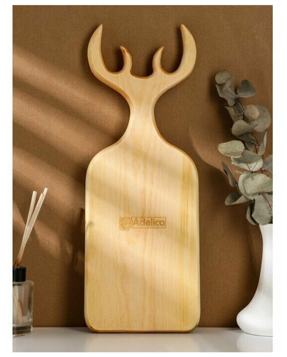 Доска разделочная из древесины сибирского кедра с гравировкой "В этом доме живет любовь". RD63