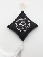 Ромб объемный на присоске SCANIA (экокожа, черный, белая вышивка, кисть)