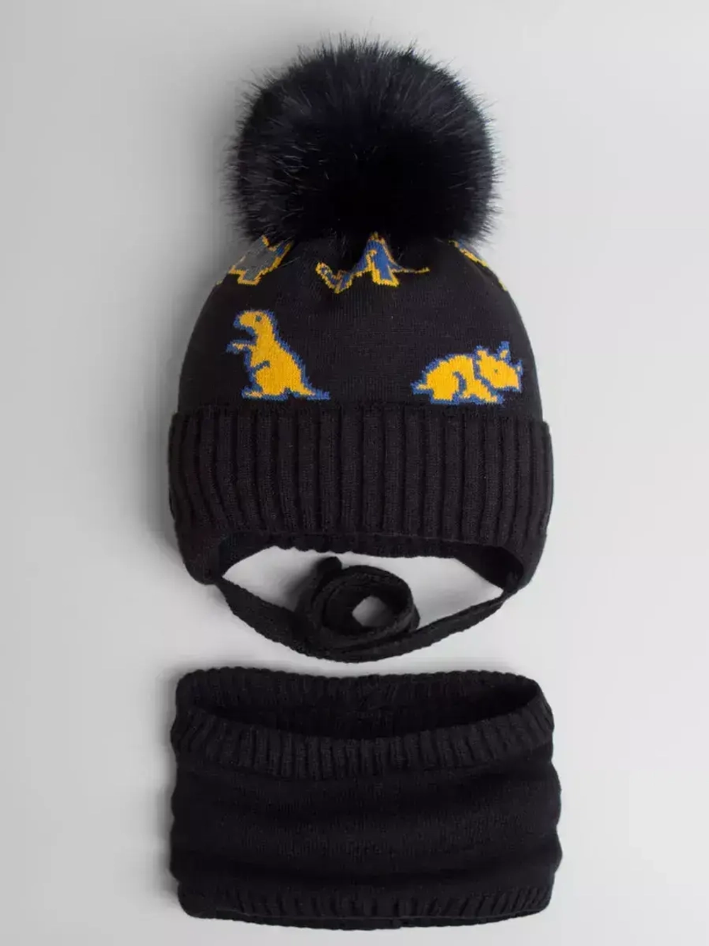 Шапка зимняя для мальчика на завязках и снуд